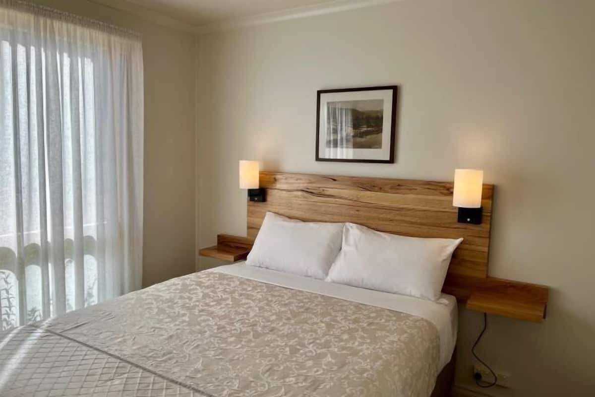 2 bedrooms, individually decorated, individually furnished