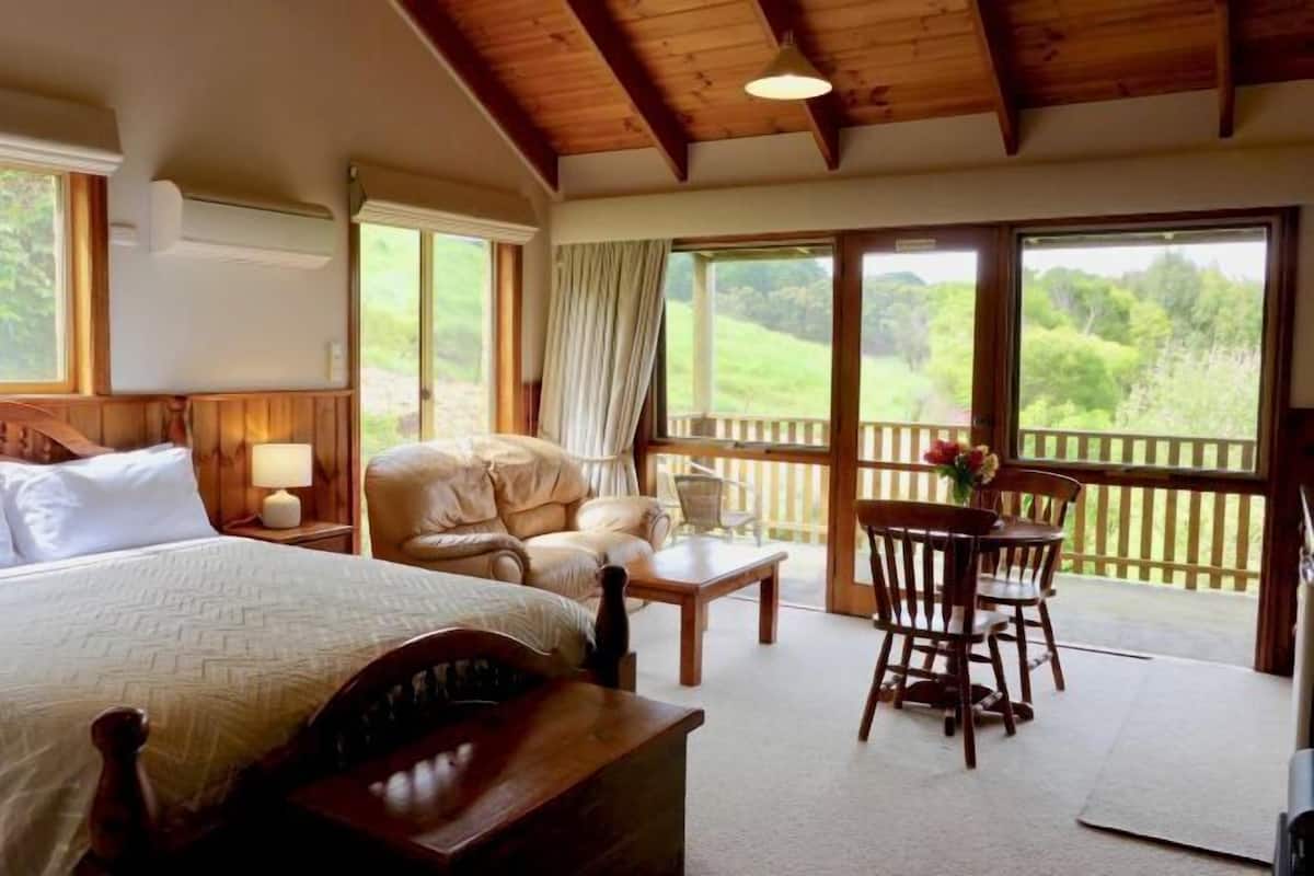 2 bedrooms, individually decorated, individually furnished