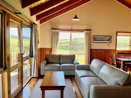 Casa de campo, 2 quartos (Two Level Wattle with Woodfire) | Área de estar | Smart TV, DVD player