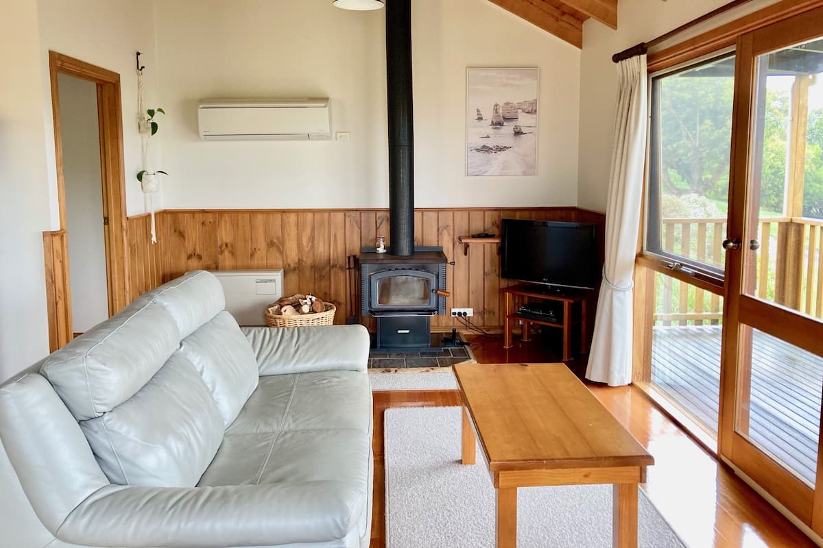 Cottage, 2 chambres (Two Level Gumnut with Woodfire) | Coin séjour | Télévisions à écran plasma, lecteur de DVD
