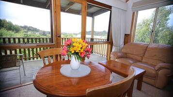 Suite, Whirlpool | Essbereich im Zimmer