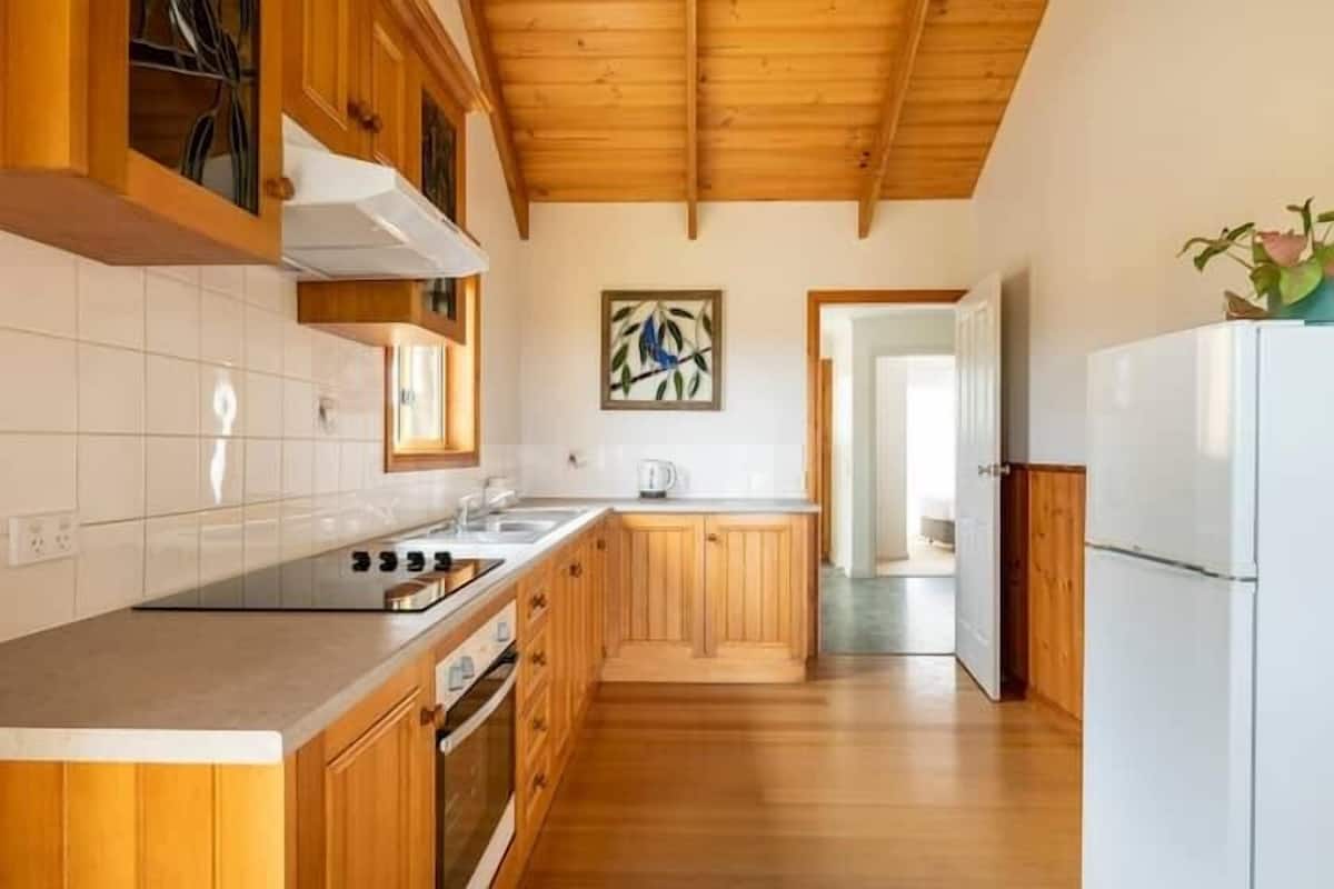 Cottage | Cuisine privée | Micro-ondes, grille-pain, batterie de cuisine, vaisselle et ustensiles