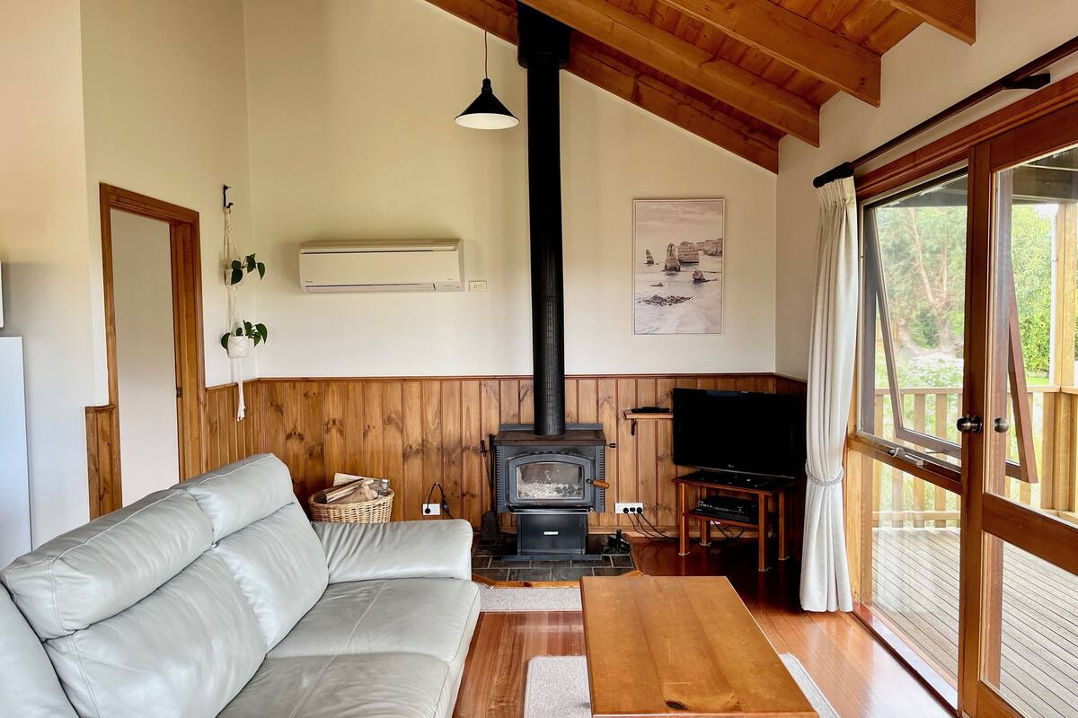 Casa de campo, 2 habitaciones (Two Level Gumnut  with Woodfire) | Zona de estar | Una Smart TV, un reproductor de DVD