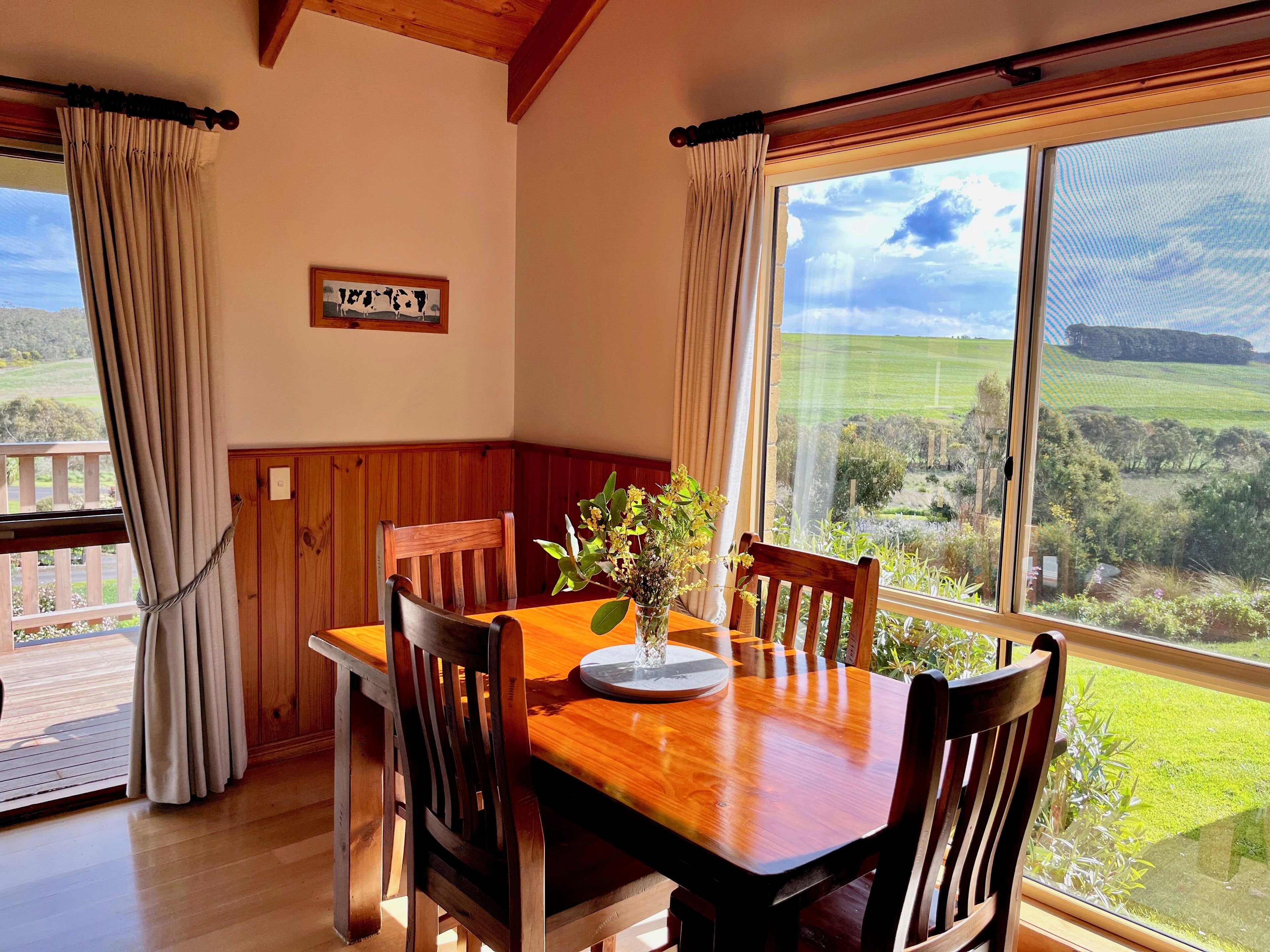 Single Level 2 Bedroom Cottage (Accessible)  | In-room dining