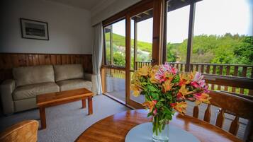 Suite (Garden) | Essbereich im Zimmer