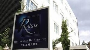 A sign for 'Relais Residences De Services Clamart' with a modern building in the background. - Au Relais de Clamart (Clamart)