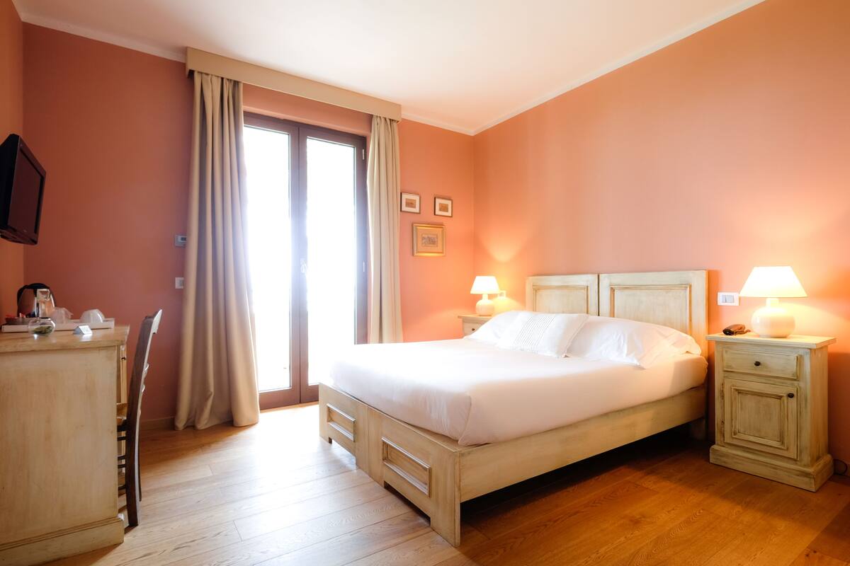 Minibar, in-room safe, individually decorated, individually furnished