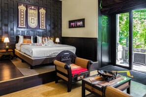Suite Deluks, pemandangan kota | Minibar, brankas, meja kerja, dan Wi-Fi gratis