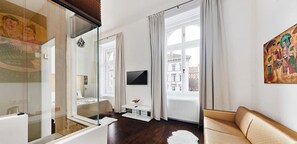 Minibar, in-room safe, desk, free WiFi - Andrassy Thai Hotel (Budapest)