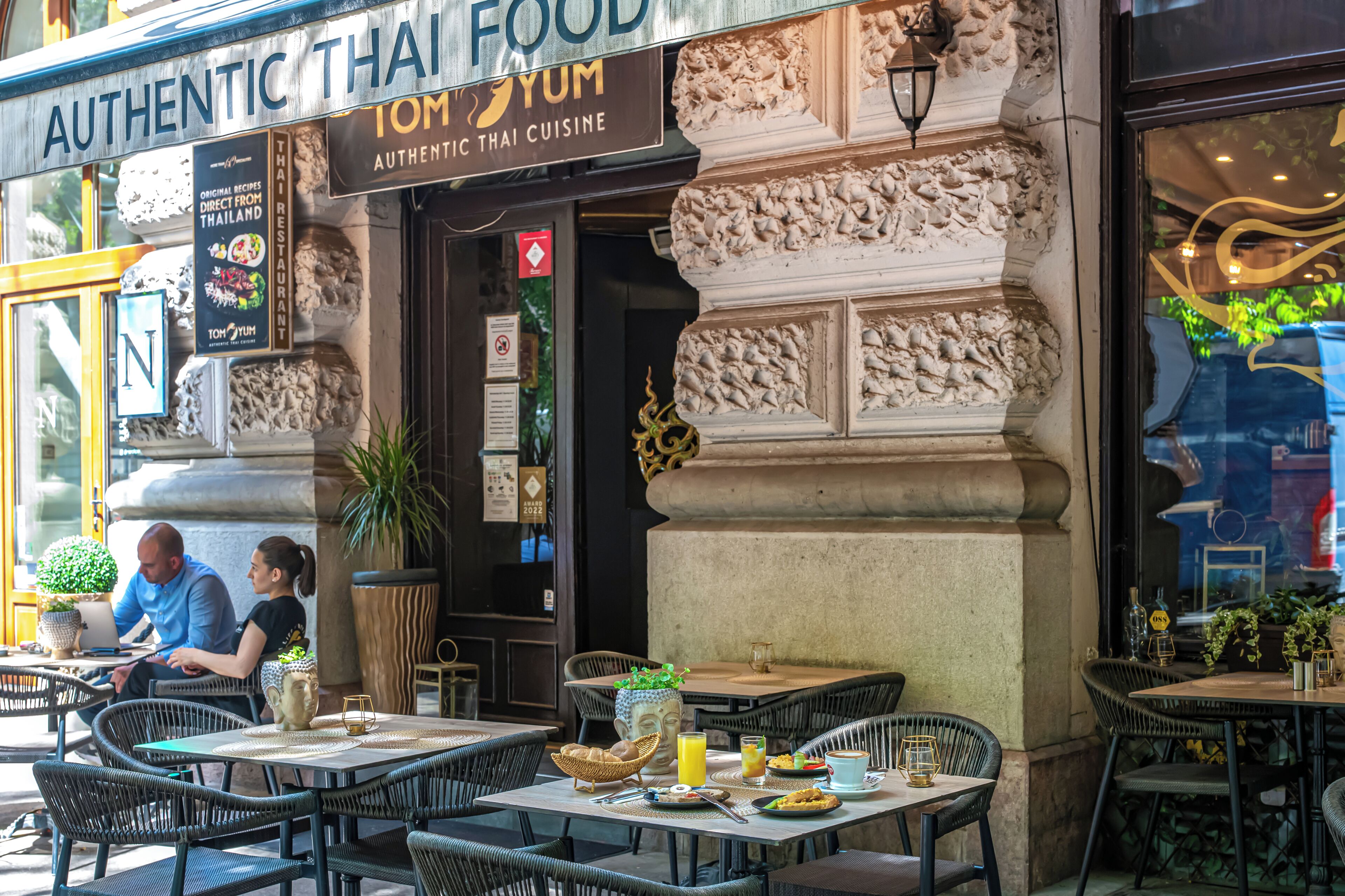 Petit déjeuner, déjeuner et dîner servis sur place, plats Cuisine thaï 