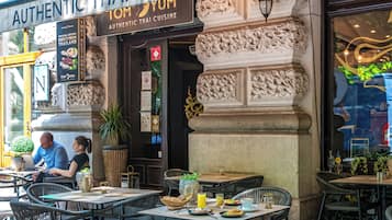 Breakfast, lunch, dinner served; Thai cuisine