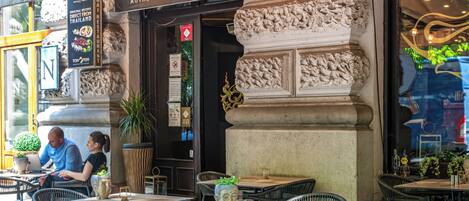 Petit déjeuner, déjeuner et dîner servis sur place, plats Cuisine thaï