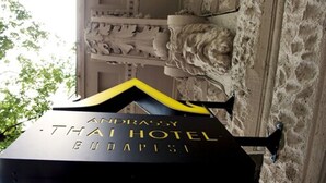 Segnaletica per l'hotel Andraszy Thai a Budapest.