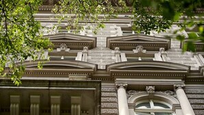 Facciata di un edificio in stile classico, con colonne e un design simmetrico.