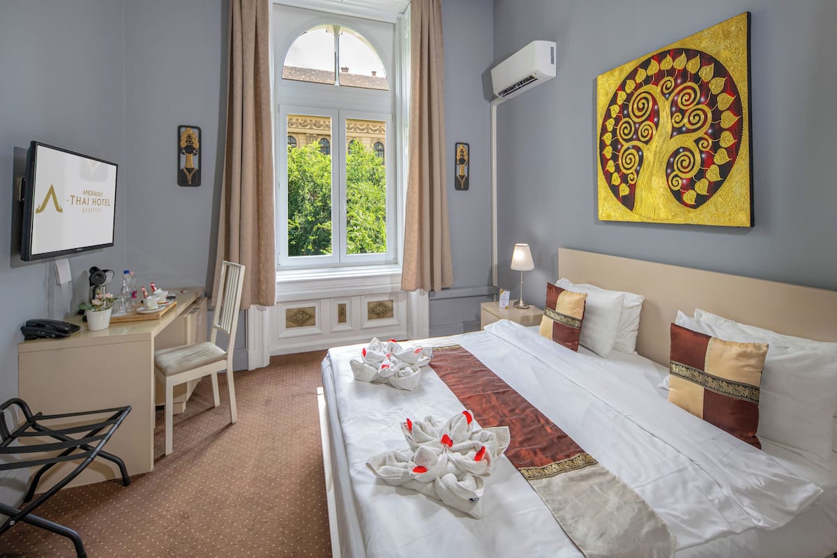 Kahden hengen superior-huone (yksi tai kaksi sänkyä), kaupunkinäköala | Minibaari, tallelokero huoneessa, työpöytä, ilmainen Wi-Fi