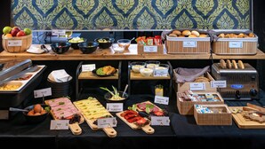 Un buffet con diversi cibi ed etichette.