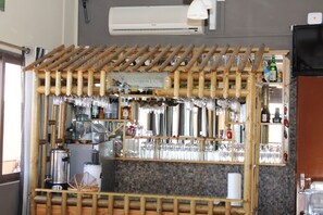 Bar (trong khuôn viên)