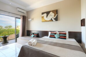 Ropa de cama hipoalergénica y caja de seguridad en la habitación 