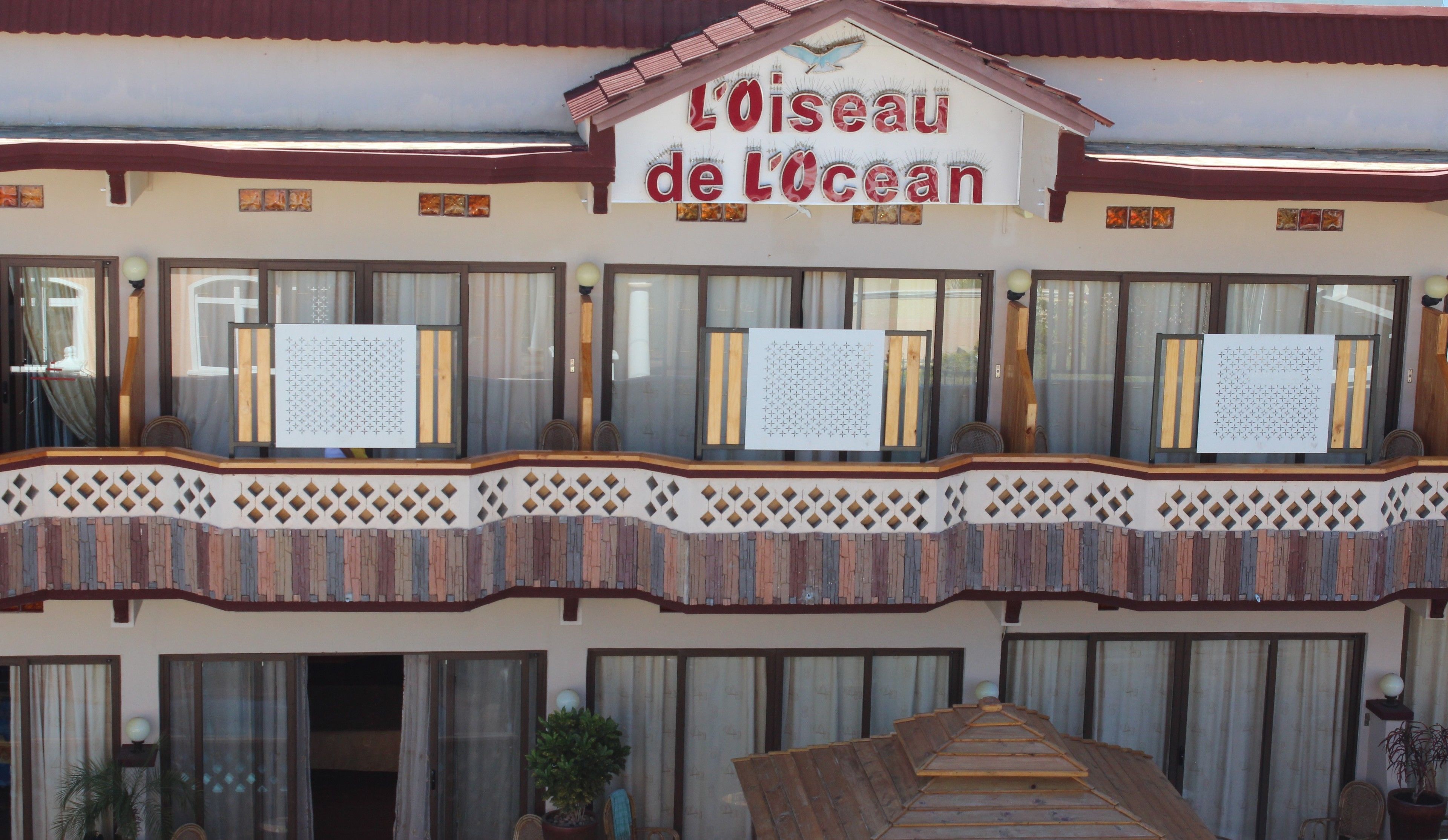Un edificio con un letrero que dice 'L'Oiseau de L'Ocean'.