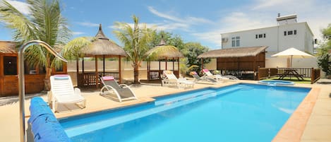 Una piscina al aire libre