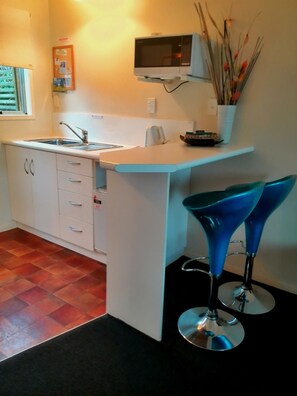 Classic Studio, Patio | Private kitchen | Fridge, coffee/tea maker, electric kettle - Ann’s Volcanic Motel (Rotorua)
