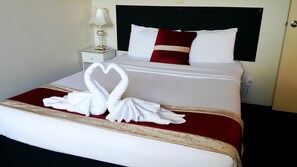 Family Suite, 2 Bedrooms, Jetted Tub | Living room | Flat-screen TV - Ann’s Volcanic Motel (Rotorua)