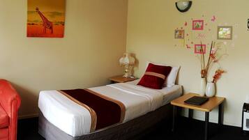 Deluxe Suite, 1 Bedroom, Jetted Tub | Living area