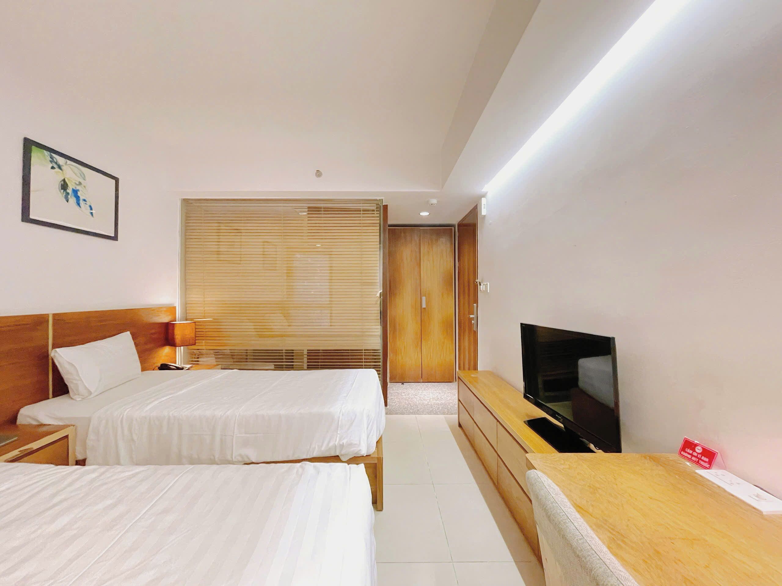 Superior Double Room, 2 Twin Beds | Free minibar items, in-room safe, desk, blackout drapes