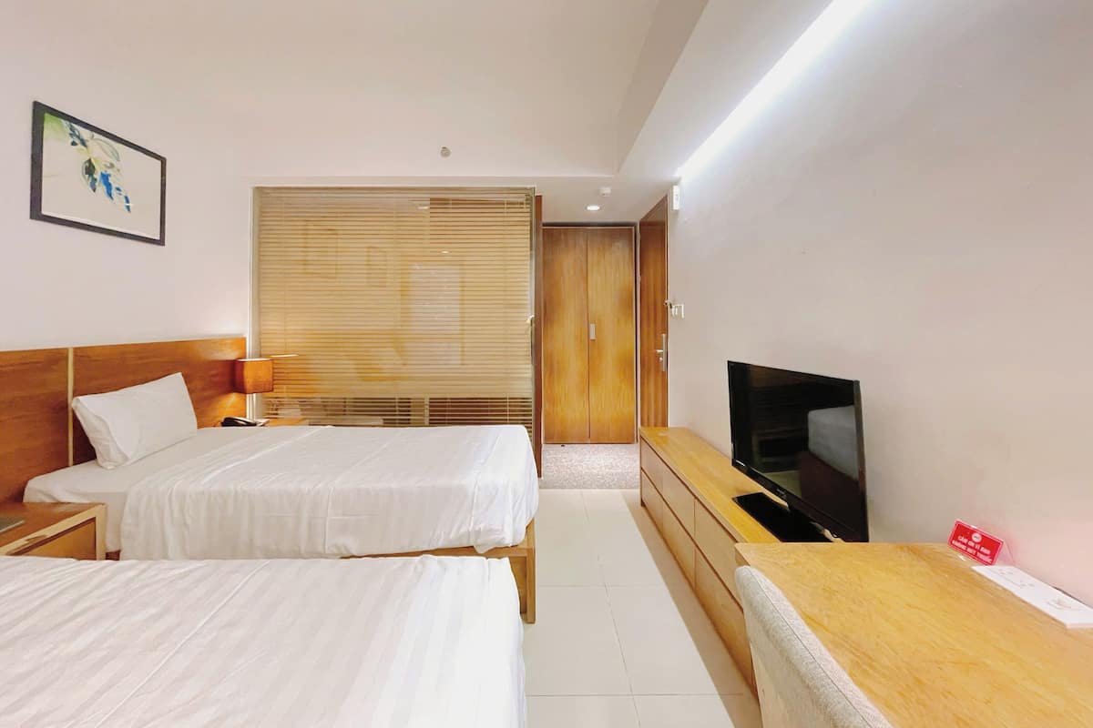 Superior Double Room, 2 Twin Beds | Free minibar items, in-room safe, desk, blackout drapes