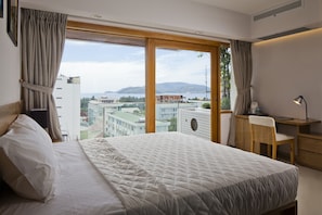 Minibar (con algunos artículos gratuitos), caja fuerte, escritorio