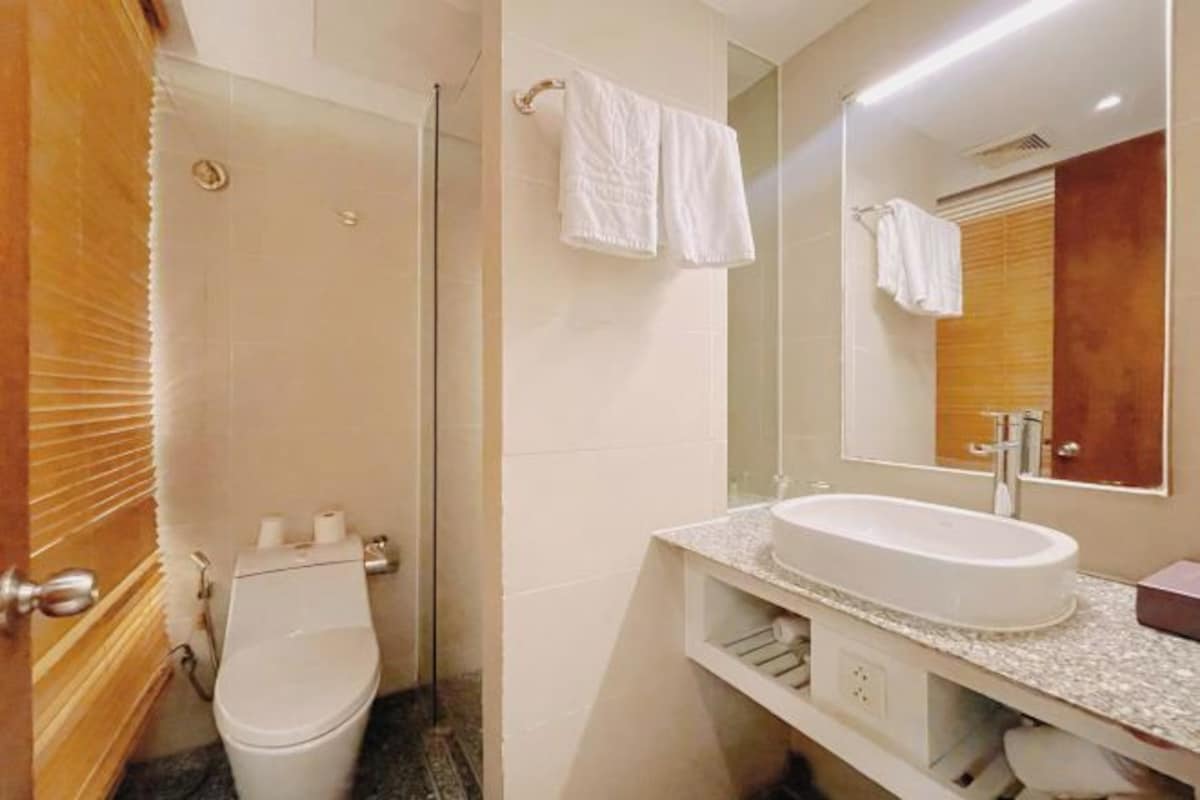 Baño | Regadera tipo lluvia y amenidades de baño de diseñador 