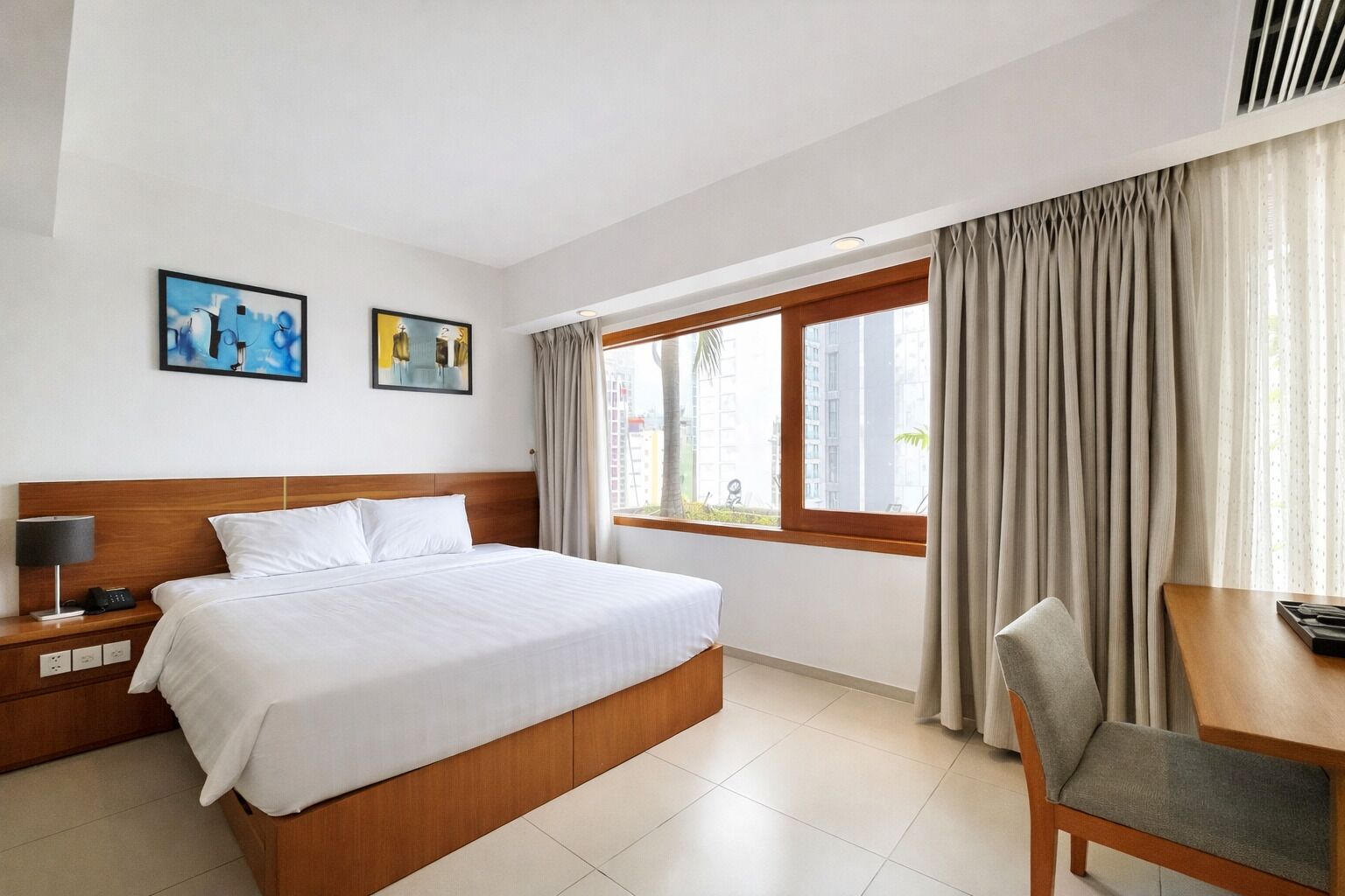 Senior Double Room, 1 King Bed, City View | Hypo-allergenic bedding, free minibar items, in-room safe, desk