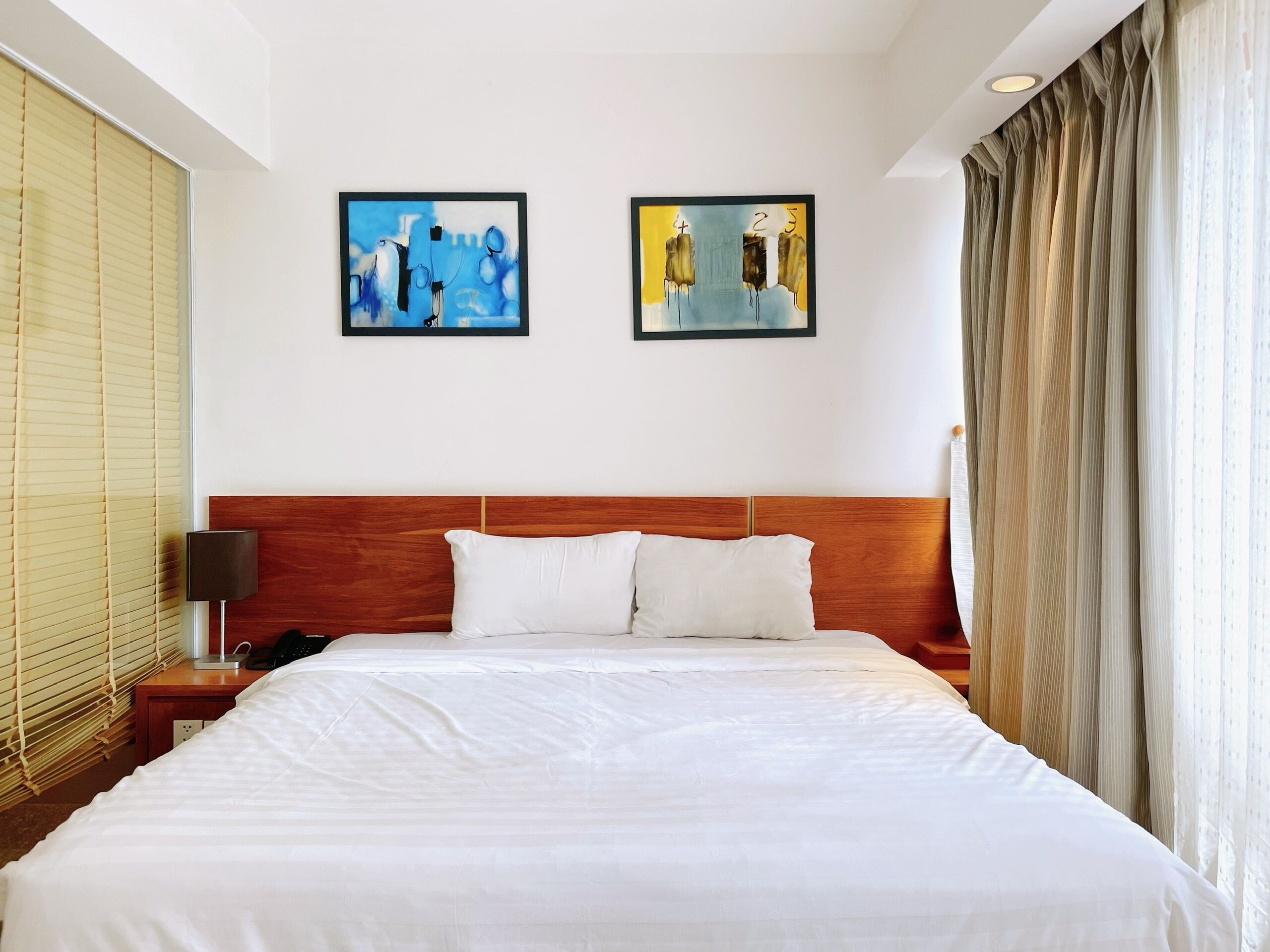 Senior Double Room, 1 King Bed, City View | Free minibar items, in-room safe, desk, blackout drapes