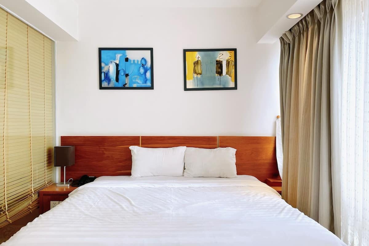 Senior Double Room, 1 King Bed, City View | Free minibar items, in-room safe, desk, blackout drapes