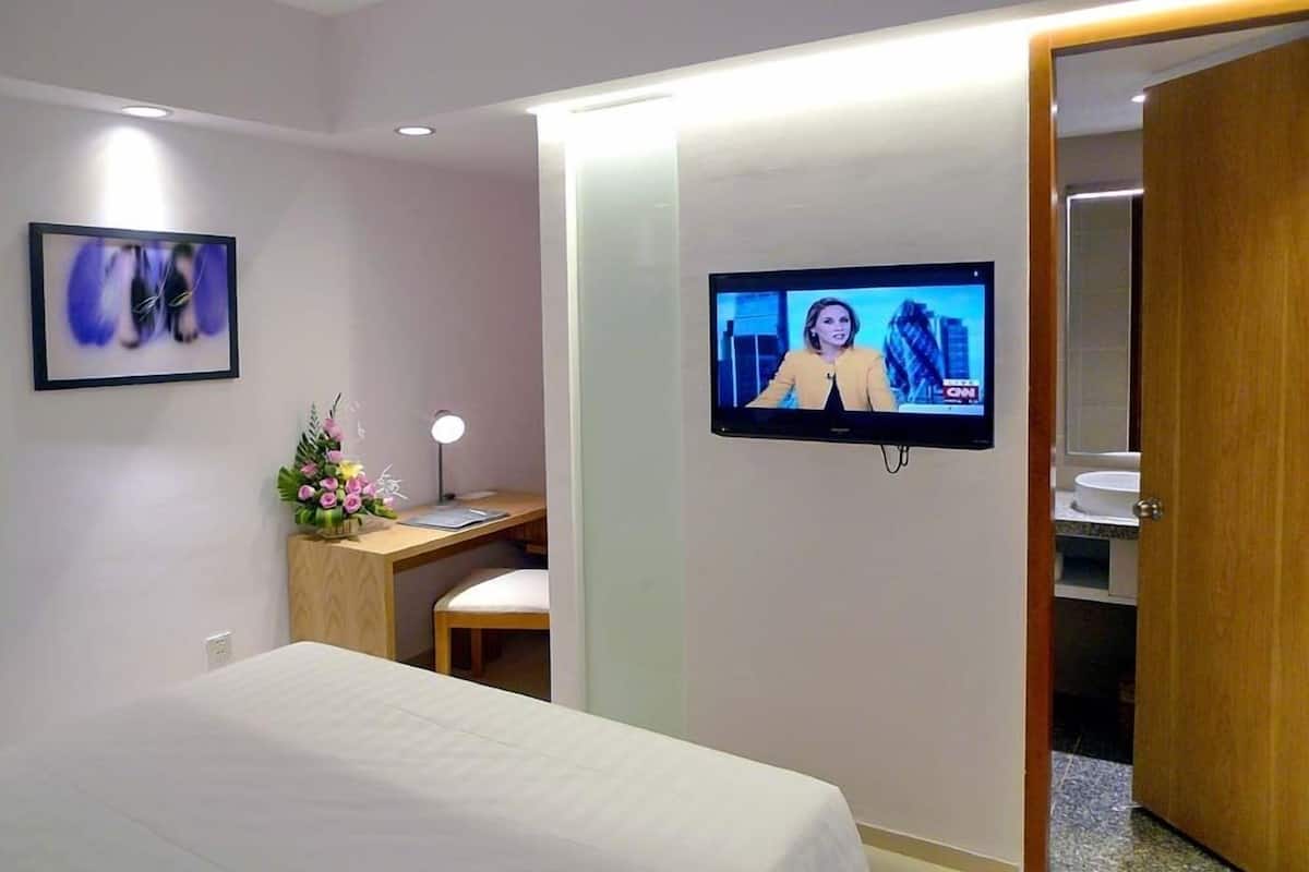 Standard Room | Free minibar items, in-room safe, desk, blackout drapes
