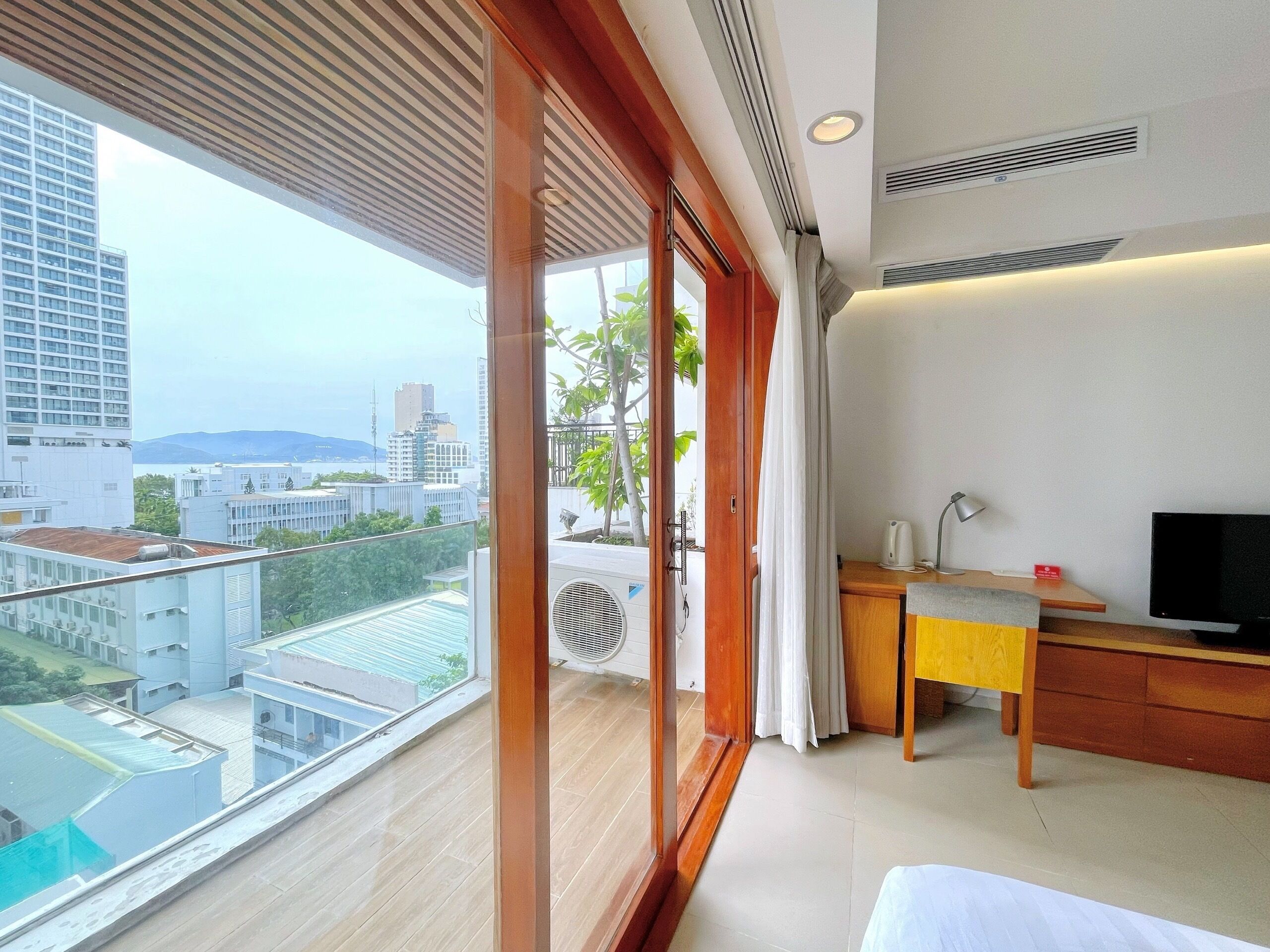 Premier Double Room, 1 King Bed, Balcony, Sea View | Free minibar items, in-room safe, desk, blackout drapes