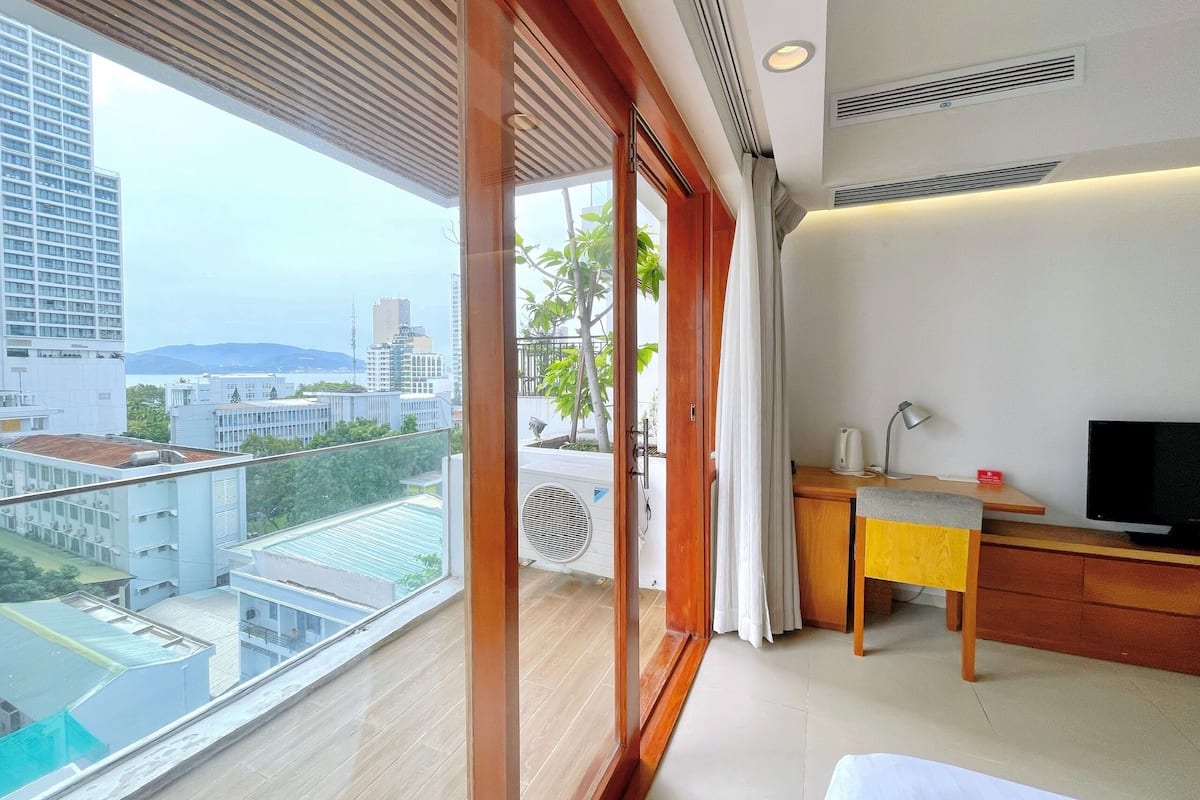 Premier Double Room, 1 King Bed, Balcony, Sea View | Free minibar items, in-room safe, desk, blackout drapes