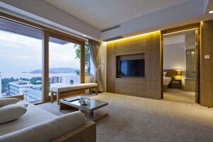 Golden Suite Sea View | Hypo-allergenic bedding, free minibar items, in-room safe, desk