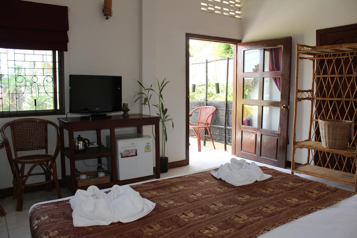 Deluxe Double Room, Balcony | Minibar, iron/ironing board (on request), rollaway beds (surcharge)