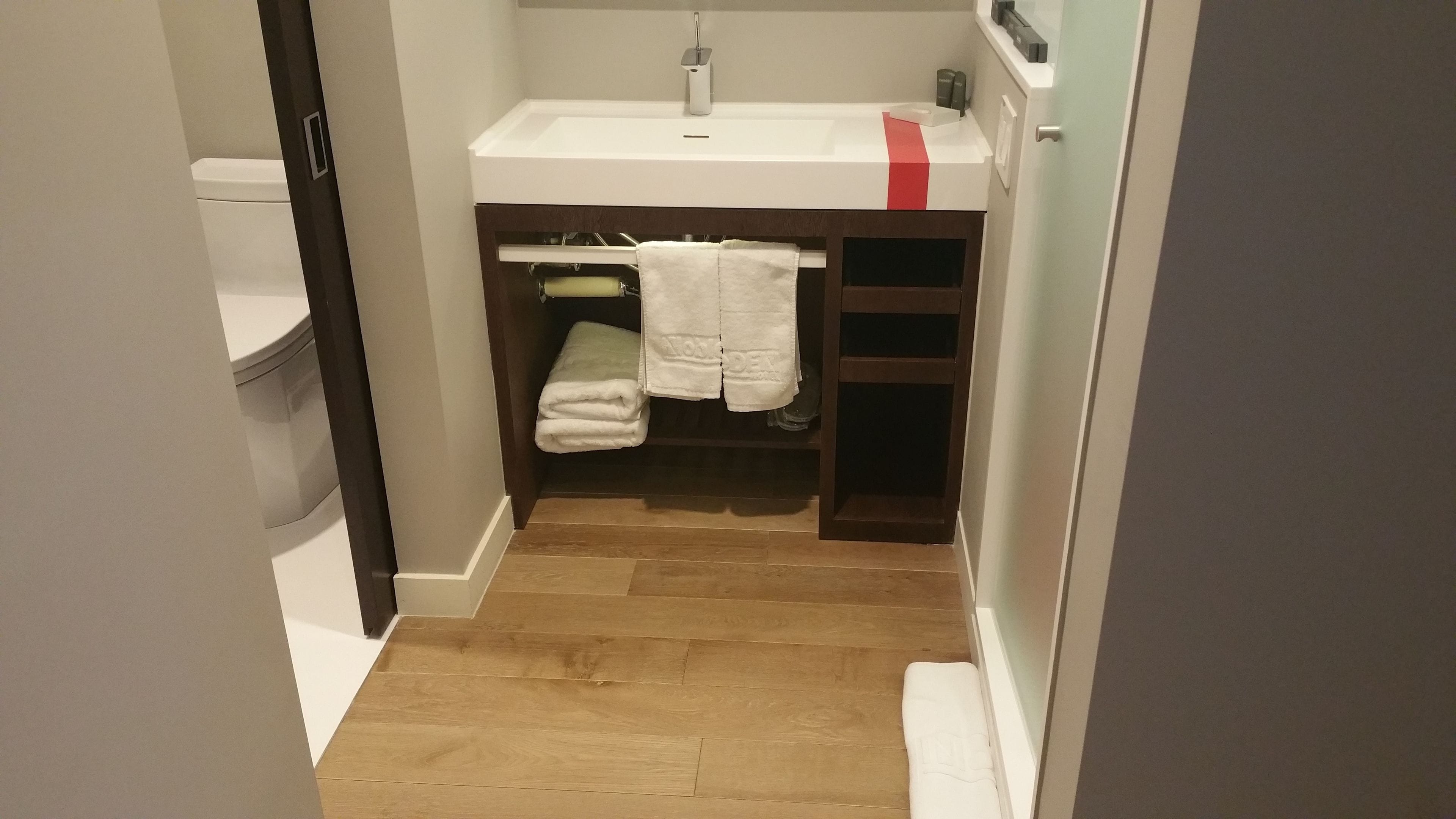 room, 1 king bed (city view or courtyard view) | bathroom | shower, rainfall showerhead, free toiletries, hair dryer