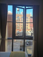 Szoba, 1 queen (nagyméretű) franciaágy | Udvarra néző