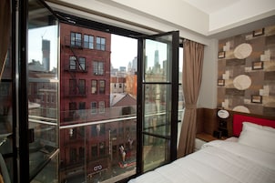 Quarto, 1 cama King, vista para a cidade (Juliet Balcony) | Cofres nos quartos, escrivaninha, cortinas blackout