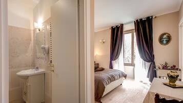 Doppelzimmer zur Einzelnutzung | Zimmersafe, Schreibtisch, Verdunkelungsvorhänge, schallisolierte Zimmer