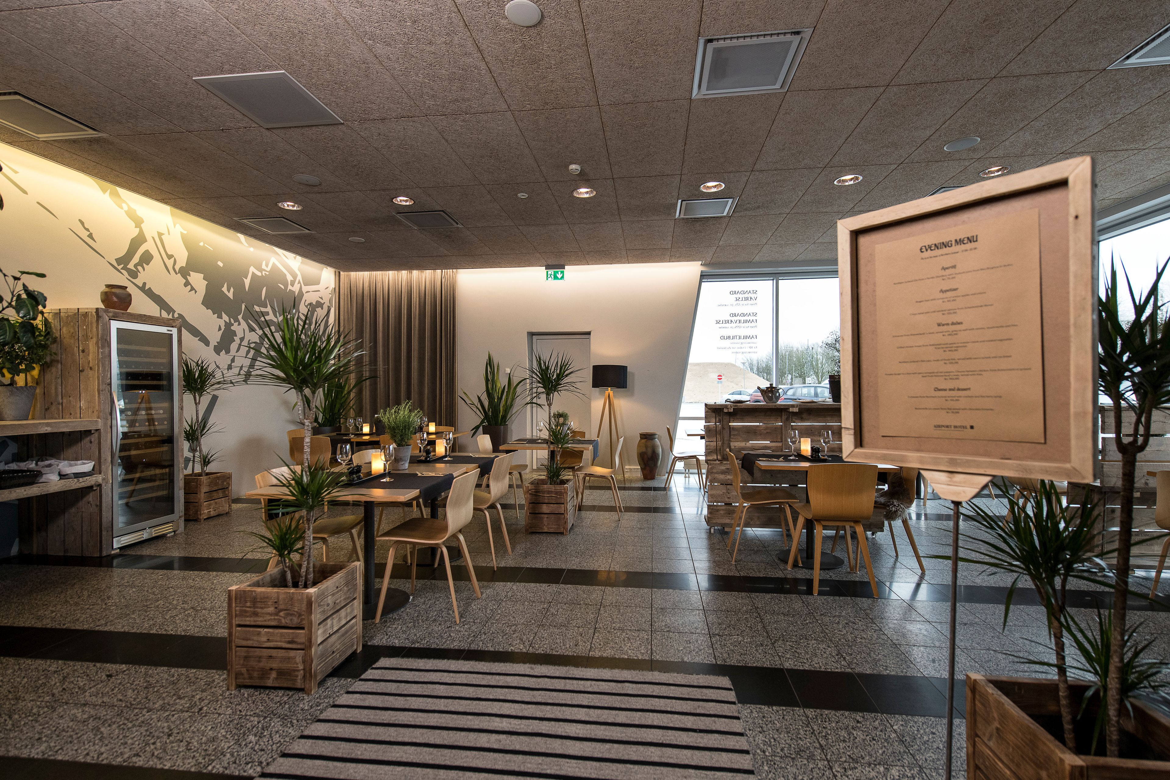 breakfast, lunch, dinner served; international cuisine