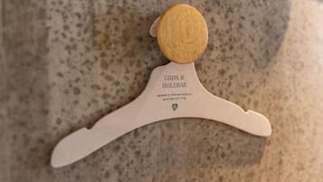 Un perchero de madera con el texto