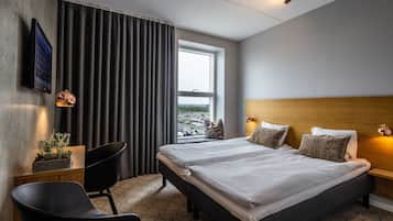 Peralatan tempat tidur premium, meja, langsir/tirai gelap terus