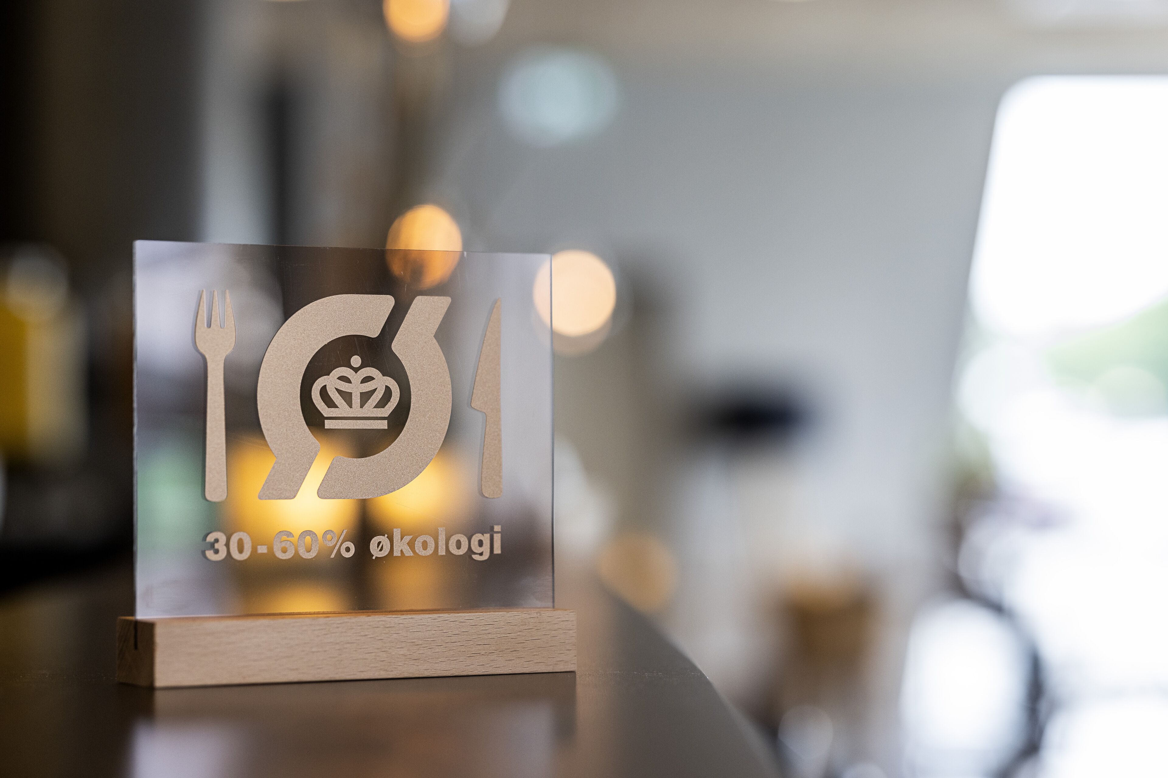 breakfast, lunch, dinner served; international cuisine