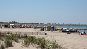 On the beach, white sand, 2 beach bars - Résidence Ulysse (Le Grau-Du-Roi)