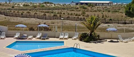 Piscine extérieure (ouverte en saison), parasols de plage