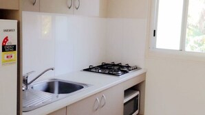 Full-size fridge, microwave, stovetop, electric kettle - Forest Lodge Apartments (Indooroopilly)